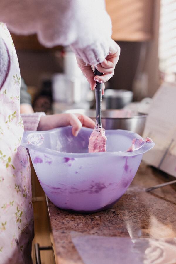 jak zrobić lukier królewski w domu różowy lukier w misce mieszanie