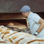 pieczenie chleba w piekarni