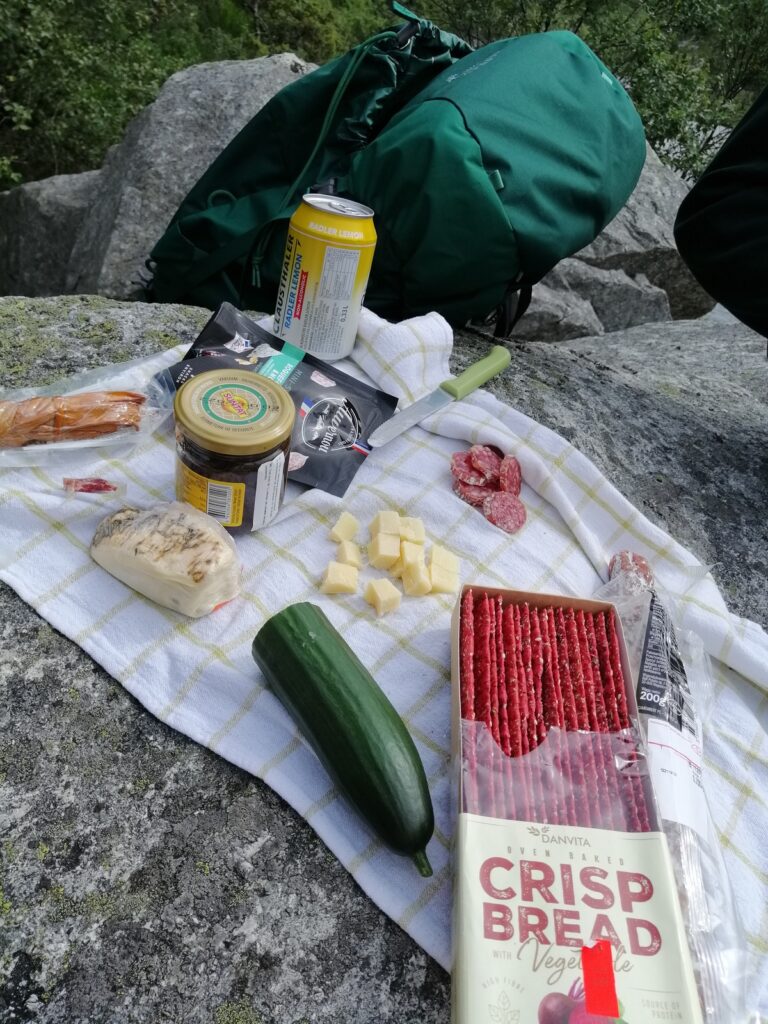 jedzenie w norwegii wycieczka w góry co spakować na drogę