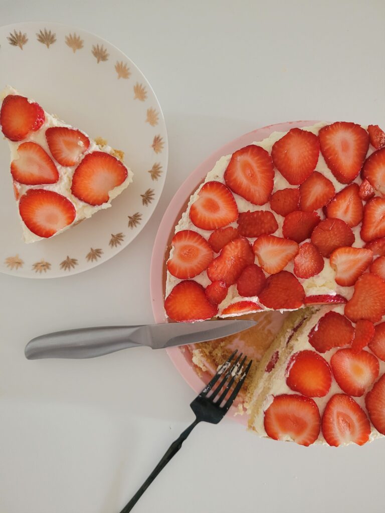 przepis na ciasto z truskawkami i bitą śmietaną