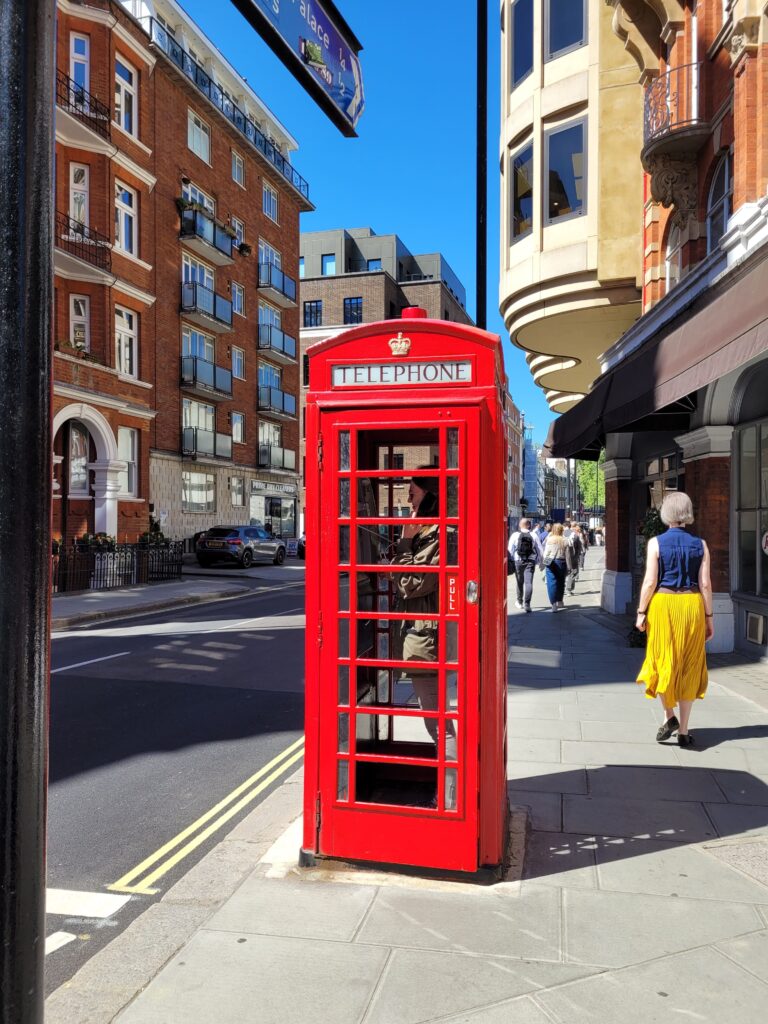 czerwone budki telefoniczne w londynie