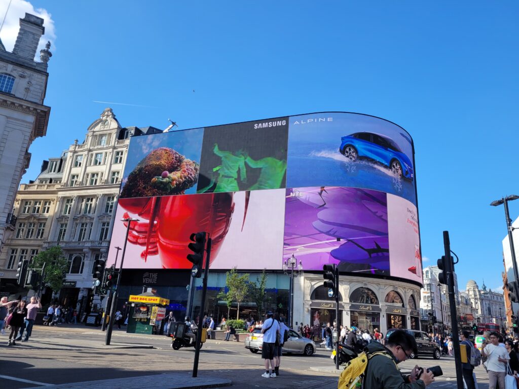 picadilly circus w londynie