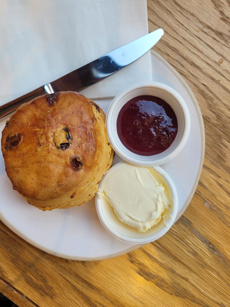 brytyjskie śniadanie sconces z clotted cream i dżemem