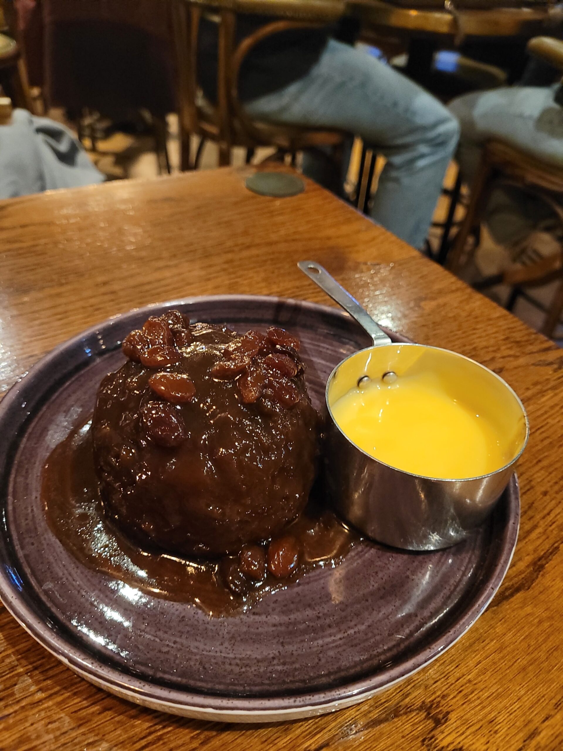 desery w pubie w londynie sticky toffee pudding w angielskim pubie